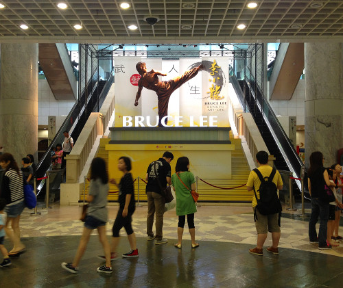 bruce lee statue hk hong kong memorial exhibit kung fu